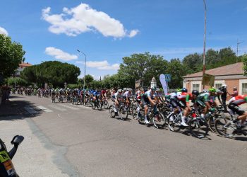 Peñaranda aplaude el paso de la Vuelta Ciclista a Castilla y León con una meta volante que deja al público con ganas de más