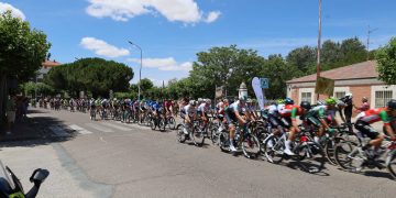 Peñaranda aplaude el paso de la Vuelta Ciclista a Castilla y León con una meta volante que deja al público con ganas de más