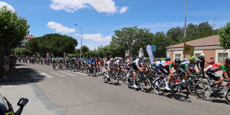 Peñaranda aplaude el paso de la Vuelta Ciclista a Castilla y León con una meta volante que deja al público con ganas de más