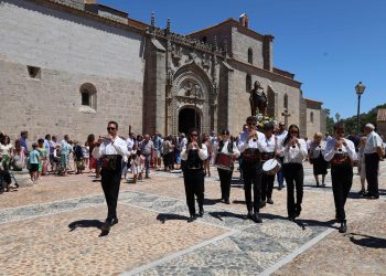 Santiago de la Puebla acompaña a Santiago Apóstol y al Peregrino en la procesión con los sones de los dulzaineros Adobe