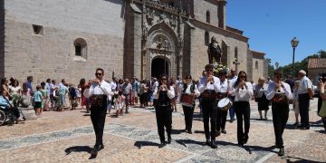 Santiago de la Puebla acompaña a Santiago Apóstol y al Peregrino en la procesión con los sones de los dulzaineros Adobe