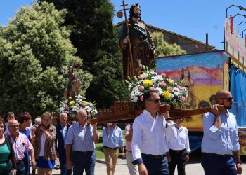 Santiago de la Puebla acompaña a Santiago Apóstol y al Peregrino en la procesión con los sones de los dulzaineros Adobe