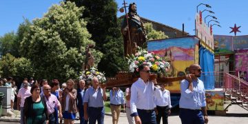 Santiago de la Puebla acompaña a Santiago Apóstol y al Peregrino en la procesión con los sones de los dulzaineros Adobe