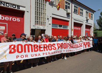 Peñaranda se moviliza en una gran concentración vecinal para reclamar bomberos profesionales en la comarca: «Lo de hoy es el primer paso de una batalla que no ha hecho más que empezar»