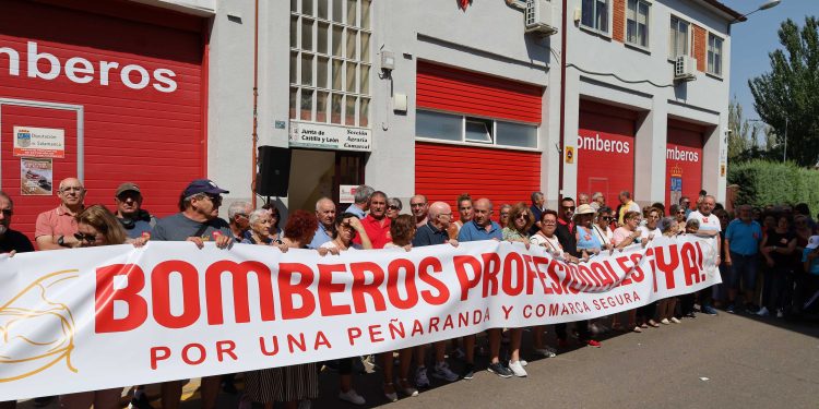 Peñaranda se moviliza en una gran concentración vecinal para reclamar bomberos profesionales en la comarca: «Lo de hoy es el primer paso de una batalla que no ha hecho más que empezar»