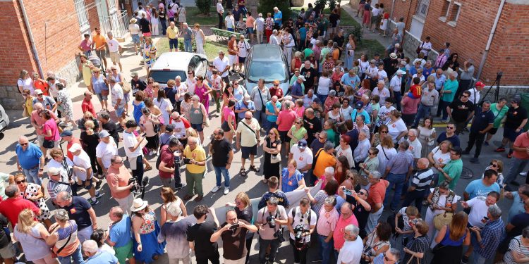 Peñaranda se moviliza en una gran concentración vecinal para reclamar bomberos profesionales en la comarca: «Lo de hoy es el primer paso de una batalla que no ha hecho más que empezar»