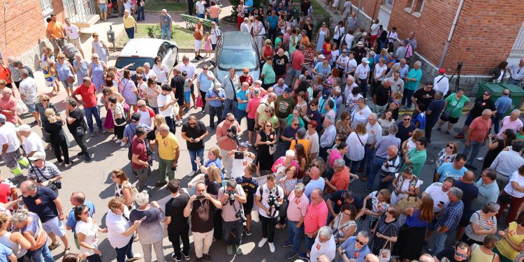 Peñaranda se moviliza en una gran concentración vecinal para reclamar bomberos profesionales en la comarca: «Lo de hoy es el primer paso de una batalla que no ha hecho más que empezar»