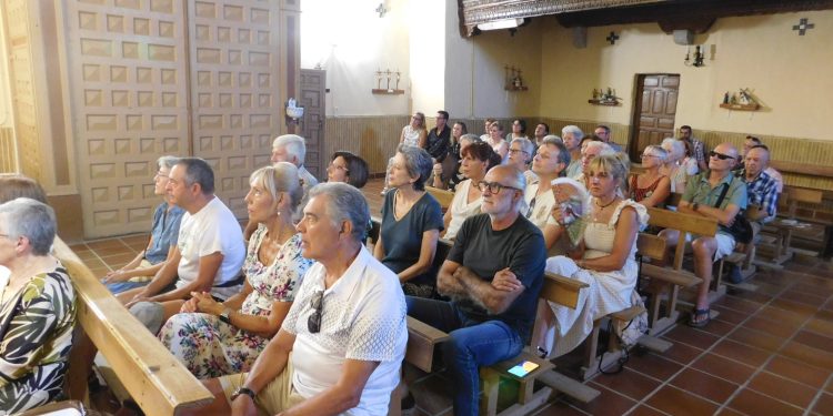 «Arcos y Ecos» sigue su gira por la comarca peñarandina y suma un nuevo éxito en la iglesia parroquial de Nava de Sotrobal
