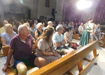 «Arcos y Ecos» deleita a los vecinos de Rágama con una brillante representación en la iglesia parroquial mudéjar del Salvador