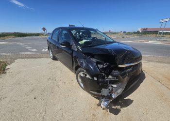 El choque de dos turismos en la SA-810, a la altura del cruce de Villoruela, deja dos heridos que han sido trasladados a Salamanca