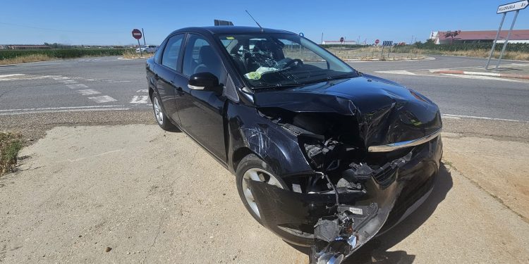 El choque de dos turismos en la SA-810, a la altura del cruce de Villoruela, deja dos heridos que han sido trasladados a Salamanca