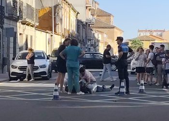 El conductor de una moto resulta herido en un accidente en el cruce de las calles Carmen y Nuestra Señora en Peñaranda