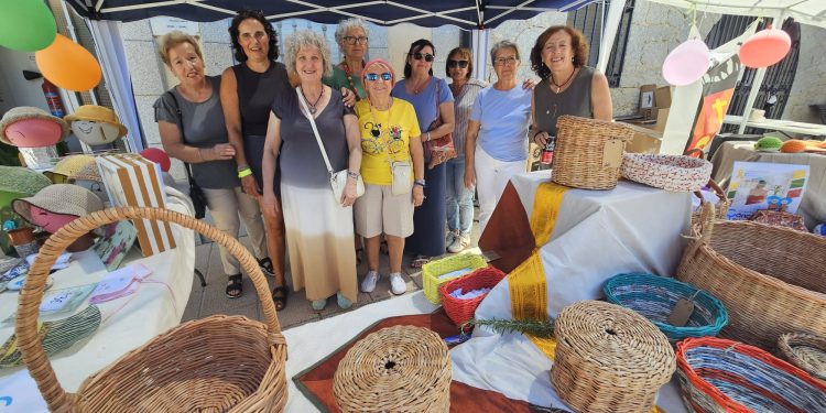 Así son las «Manitas Creativas» de Alaraz que han recaudado 1.400 € para Pyfano con las manualidades creadas por ellas