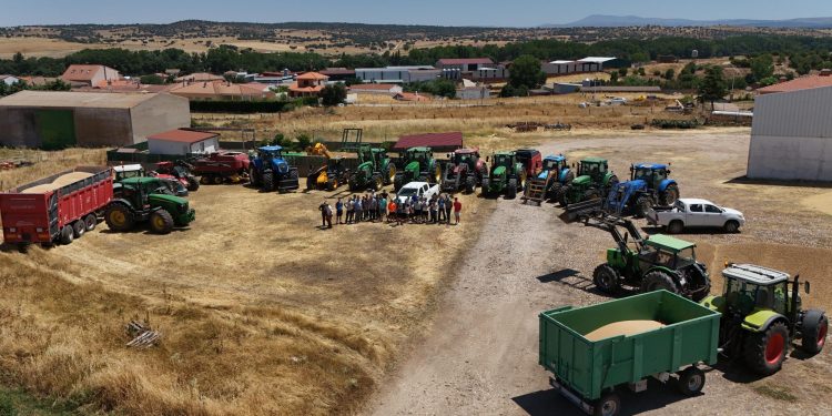 Agricultores y ganaderos de Alaraz rinden un emotivo homenaje póstumo a David Lafoz, símbolo de la lucha del campo aragonés