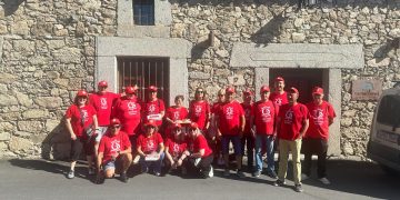 Los quint@s de 1965 y 1975 celebran su reencuentro en Alaraz y bailan ante el Santo Cristo del Monte en una emotiva jornada