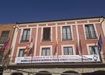 Peñaranda reivindica bomberos profesionales con una gran pancarta que luce desde hoy el balcón del Ayuntamiento