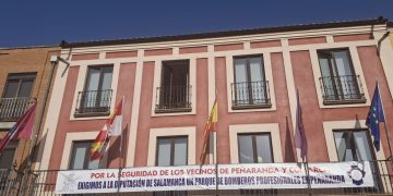 Peñaranda reivindica bomberos profesionales con una gran pancarta que luce desde hoy el balcón del Ayuntamiento