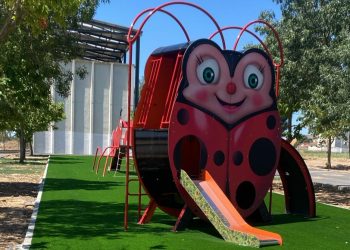 Babilafuente estrena zona infantil junto a las piscinas y el pabellón con dos grandes juegos instalados sobre césped artificial