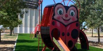Babilafuente estrena zona infantil junto a las piscinas y el pabellón con dos grandes juegos instalados sobre césped artificial