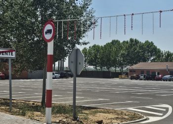 Babilafuente restringe el acceso de camiones a la explanada de las piscinas para evitar daños en la pavimentación asfáltica