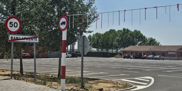 Babilafuente restringe el acceso de camiones a la explanada de las piscinas para evitar daños en la pavimentación asfáltica