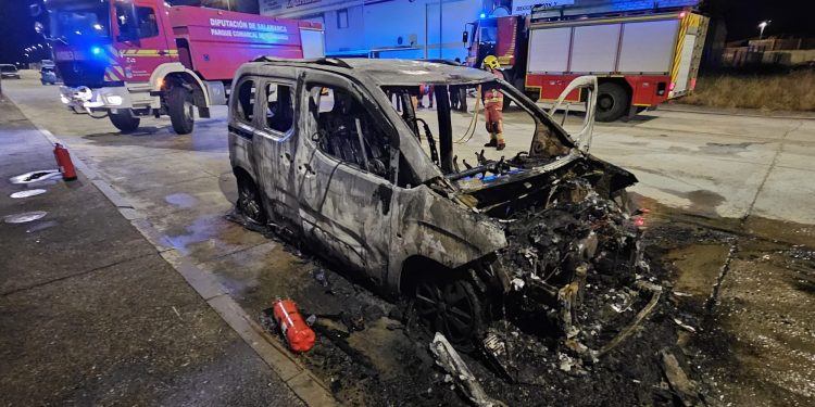 Así ha quedado el coche que ha ardido en el polígono industrial de Peñaranda: indignación vecinal a la llegada de los Bomberos