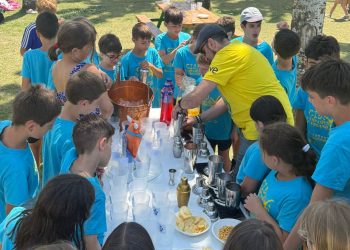 Teo Marcos y los niños de los campamentos CID en Peñaranda elaboran un delicioso y nutritivo cóctel inspirado en el Grand Prix