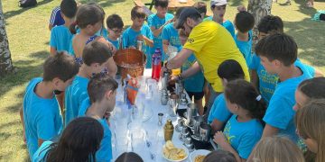 Teo Marcos y los niños de los campamentos CID en Peñaranda elaboran un delicioso y nutritivo cóctel inspirado en el Grand Prix