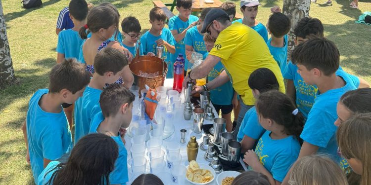 Teo Marcos y los niños de los campamentos CID en Peñaranda elaboran un delicioso y nutritivo cóctel inspirado en el Grand Prix