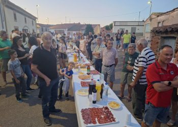 Cordovilla comparte una gran merienda festiva a pie de calle y hoy, domingo, despedirá las fiestas con la degustación de paella