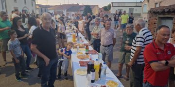 Cordovilla comparte una gran merienda festiva a pie de calle y hoy, domingo, despedirá las fiestas con la degustación de paella