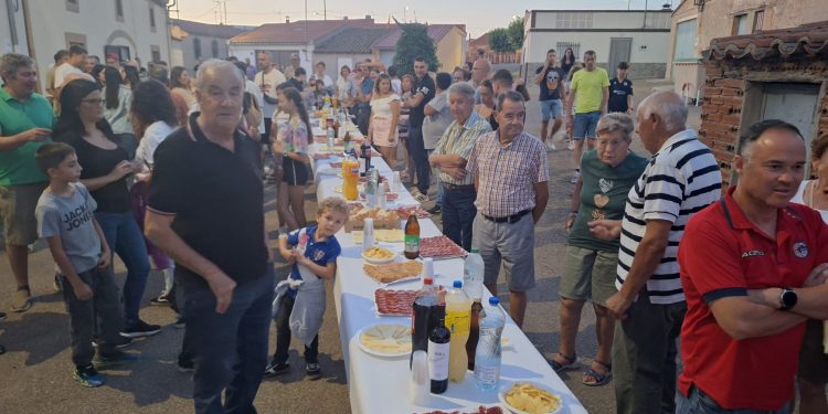 Cordovilla comparte una gran merienda festiva a pie de calle y hoy, domingo, despedirá las fiestas con la degustación de paella