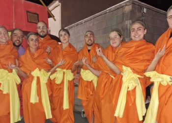 Cordovilla vive un participativo concurso de disfraces con triunfo para los budas en una plaza llena de imaginación y colorido festivo