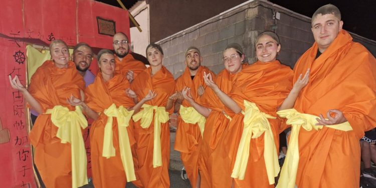 Cordovilla vive un participativo concurso de disfraces con triunfo para los budas en una plaza llena de imaginación y colorido festivo