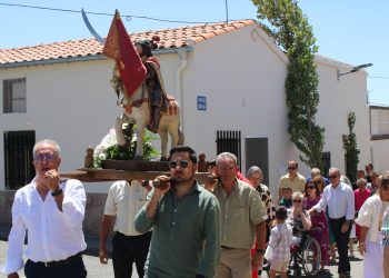 Cordovilla vive el día grande de sus fiestas patronales con los actos religiosos y las típicas jotas en honor a Santiago Apóstol