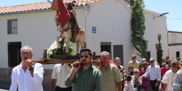 Cordovilla vive el día grande de sus fiestas patronales con los actos religiosos y las típicas jotas en honor a Santiago Apóstol