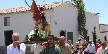 Cordovilla vive el día grande de sus fiestas patronales con los actos religiosos y las típicas jotas en honor a Santiago Apóstol