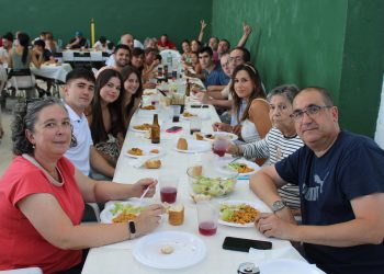 Cordovilla reparte más de 300 raciones de paella en la comida de confraternidad celebrada en el frontón cubierto municipal