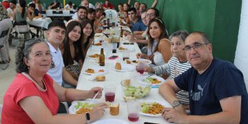 Cordovilla reparte más de 300 raciones de paella en la comida de confraternidad celebrada en el frontón cubierto municipal