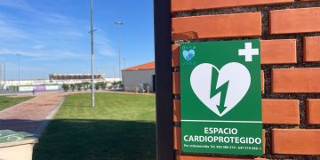 El polideportivo «Lorena Martín» de Peñaranda se suma a los espacios cardioprotegidos y cuenta ya con un desfibrilador