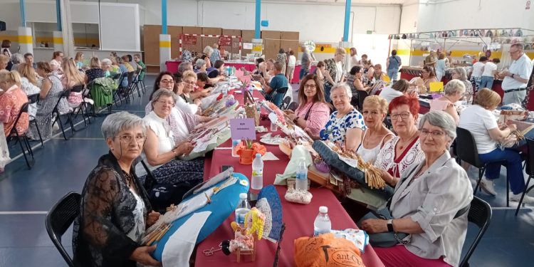 Encajeras peñarandinas viajan a tierras abulenses para participar en la VII edición del encuentro organizado en la villa de Cardeñosa