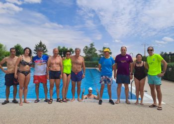 Macotera se moja un año más por la esclerosis con una actividad organizada por el club de atletismo en las piscinas municipales