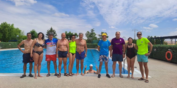 Macotera se moja un año más por la esclerosis con una actividad organizada por el club de atletismo en las piscinas municipales