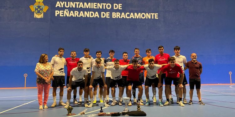 Construcciones Alfayate gana el Torneo de Verano de fútbol sala en Peñaranda tras una emocionante final frente a bar El Templete