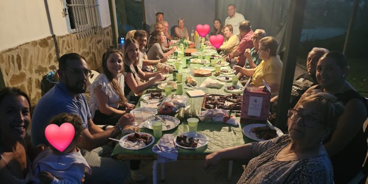 Juan Alberto y Yolanda celebran su preboda en Peñaranda con una animada cena en la que reunieron a sus dos familias