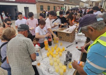 Mancera de Abajo celebra su popular y esperada macarronada en la plazoleta de las peñas a pesar de la amenaza de tormenta