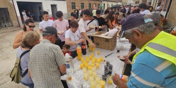 Mancera de Abajo celebra su popular y esperada macarronada en la plazoleta de las peñas a pesar de la amenaza de tormenta