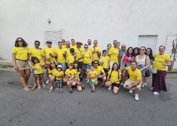 Las peñas marcan el ritmo festivo en Mancera de Abajo con un gran desfile que recorre el pueblo antes de la parrillada popular