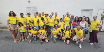 Las peñas marcan el ritmo festivo en Mancera de Abajo con un gran desfile que recorre el pueblo antes de la parrillada popular