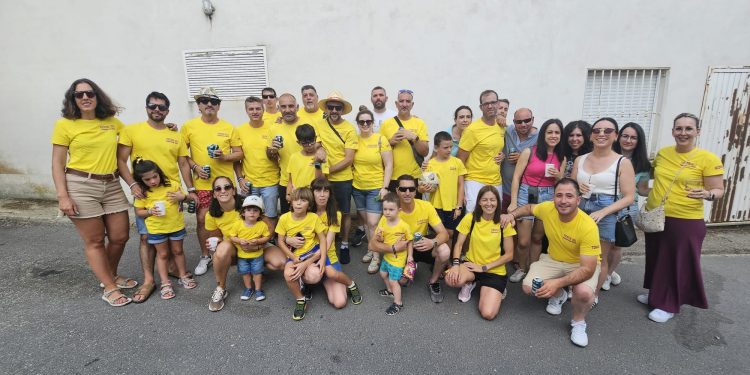 Las peñas marcan el ritmo festivo en Mancera de Abajo con un gran desfile que recorre el pueblo antes de la parrillada popular